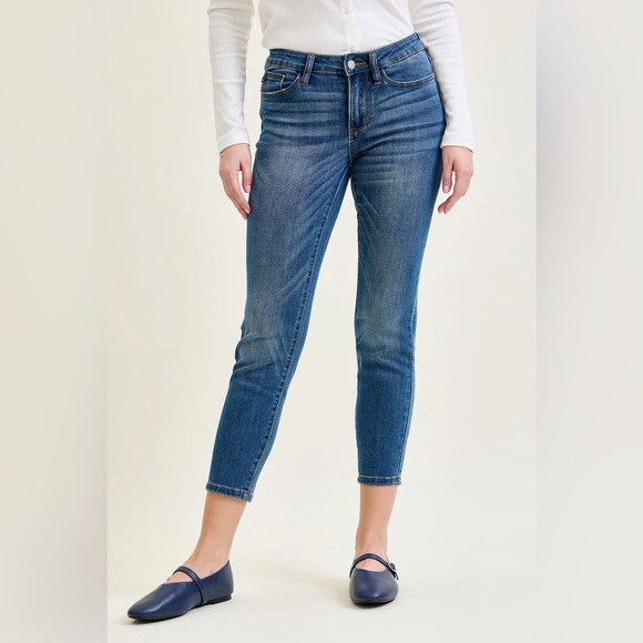 Judy Blue Denim - Judy Blue Abbey Relaxed Fit in Vintage Mid-Wash Ankle Jeans size 27